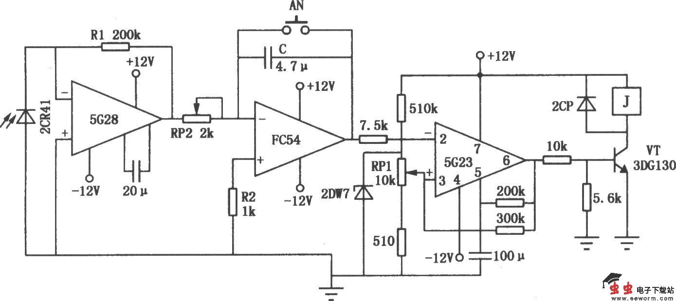 如图所示是用5G28、FC54、5G23组成的自动曝光定时器线路,它的延时时间由照相底片的浓淡程度而自动控制。2CR41是光电池,安装在放大机镜头的边缘上,把底版上的平均光强度转变为电流输出。由于2CR41灵敏度较低,故用5G28作为微电流放大,放大后变为电压输出,由FC54进行积分。当积分器的输出高于5G23组成的比较器的参考电压时,比较器翻转,输出变为低电平,三极管VT截止,继电器J释放,灯灭。