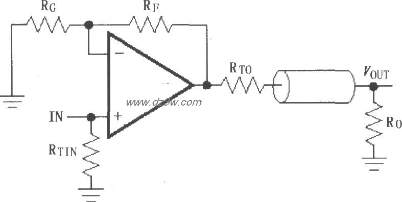 由MAX4450／4451构成的典电路图